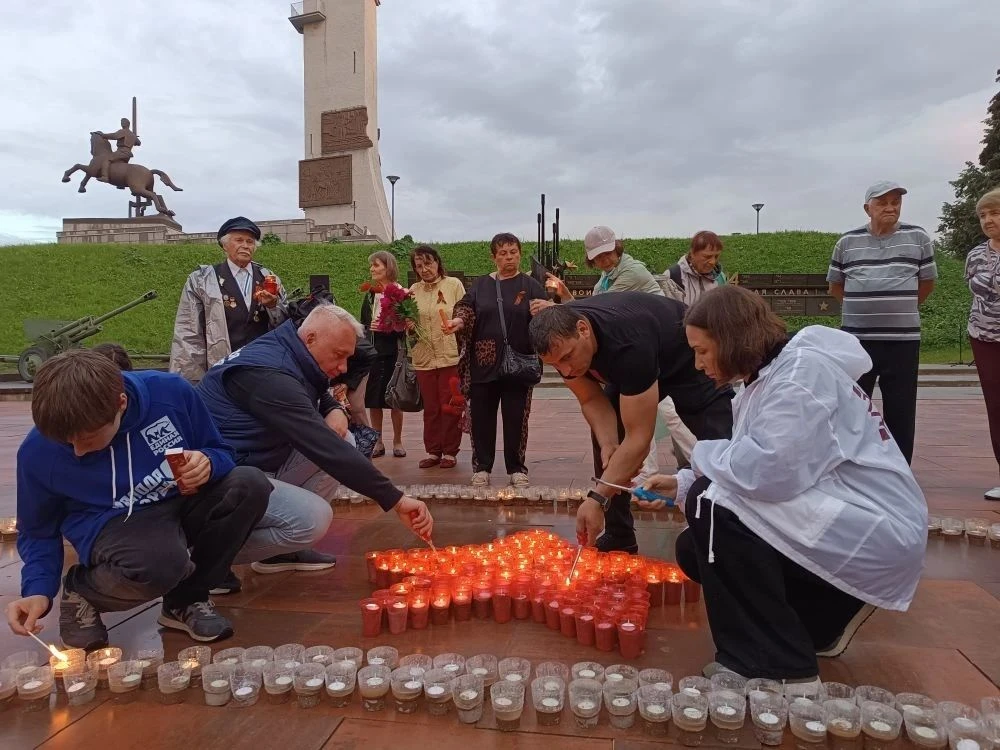 Великий Новгород зажег "Огненную картину" в память о Лени Голикове в 100-летний юбилей героя

В ночь