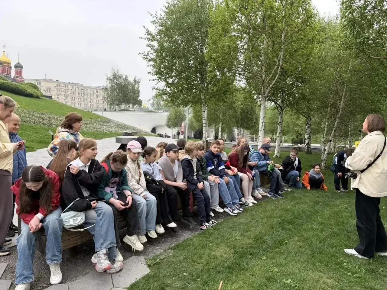 Ученики 4 «Б» класса совершили увлекательную экскурсию в парк Зарядье. Это идеальное место, где совр