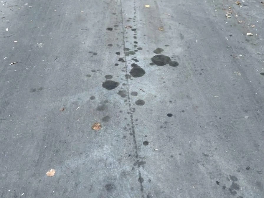 🗑️ После приезда мусоровозки на Хорошёвском шоссе остались грязь и запах