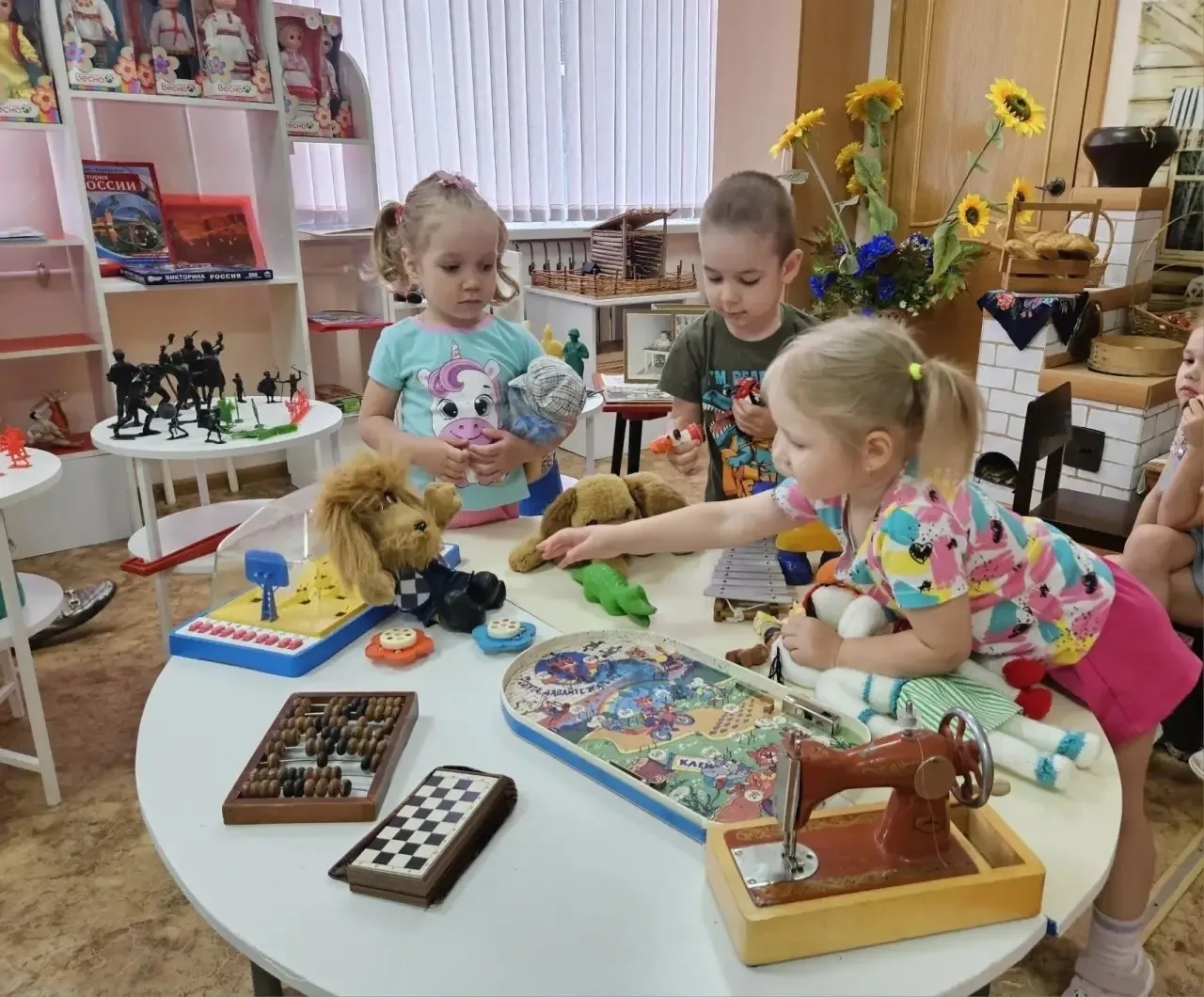 Машина времени в мини-музее: «Игрушка моих родителей»

В рамках тематической недели, посвященной Дню