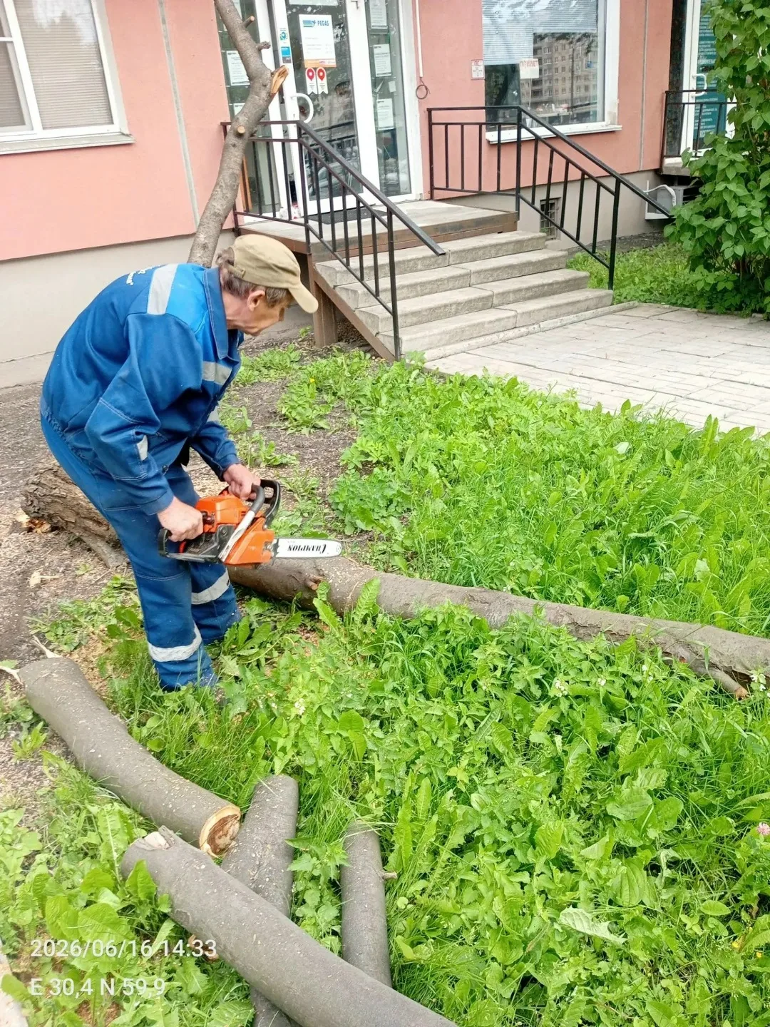 🚜 Если дворник — это руки дома, то служба механизации — его сила. 
 
Когда нужно скосить тысячи ква