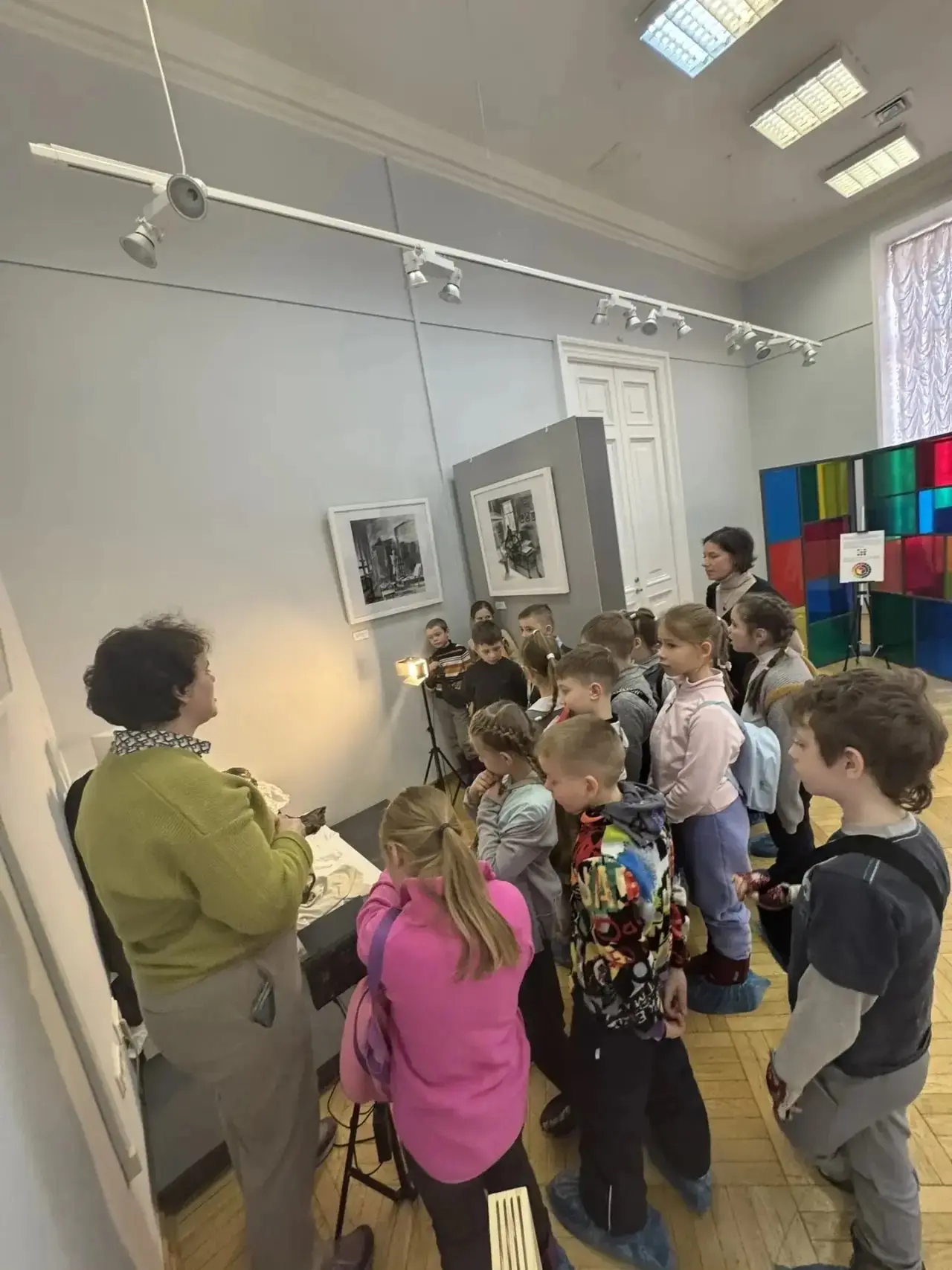 🎨✨ Когда искусство оживает в свете…   Наши первоклассники побывали в «Русском музее» на необычной пр
