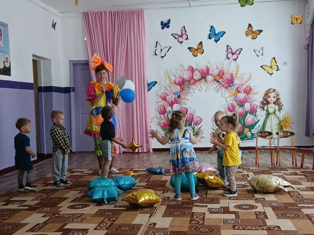 Лето вступило в свои права, а вместе с ним пришёл самый добрый, весёлый и долгожданный праздник — Ме