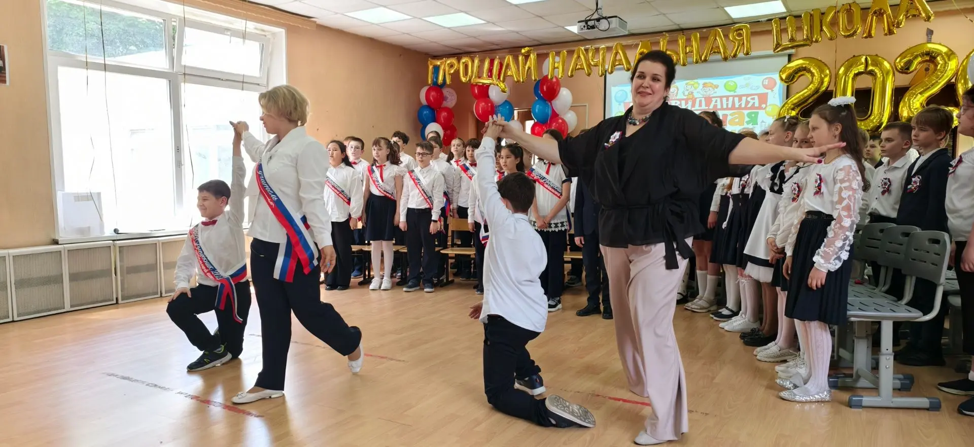 ПРАЗДНИК 4-ЫХ КЛАССОВ   🎉 В начальной школе прошел выпуск из 4-ых классов. Кажется, совсем недавно р