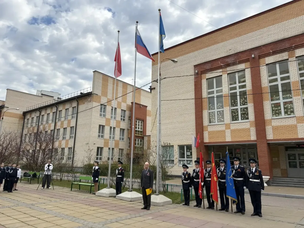 Добрый день, уважаемые гости, педагоги, учащиеся!  Сегодня в нашей школе прошла торжественная линейк