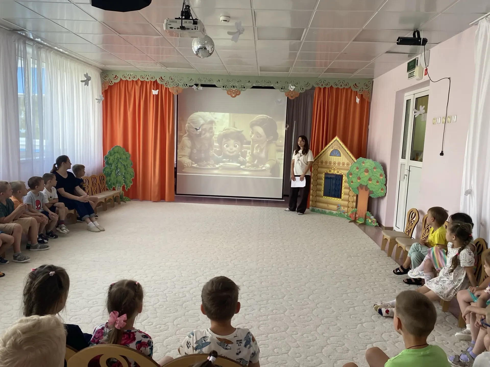 В гостях у ребят — Здравчик! 🍎
Сегодня в нашем детском саду было по-особенному интересно! К нам в г