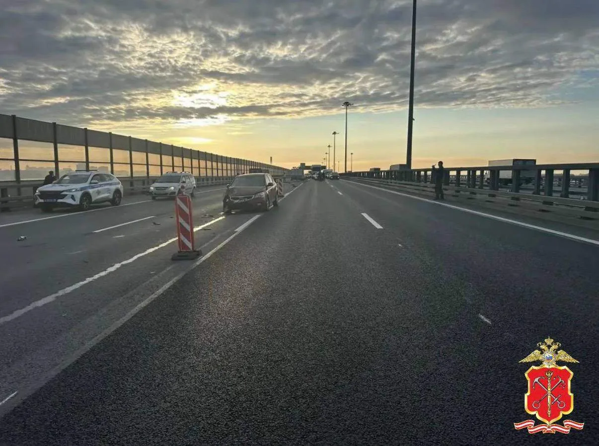 Женщина уснула за рулем Kia на КАД и влетела в двух рабочих