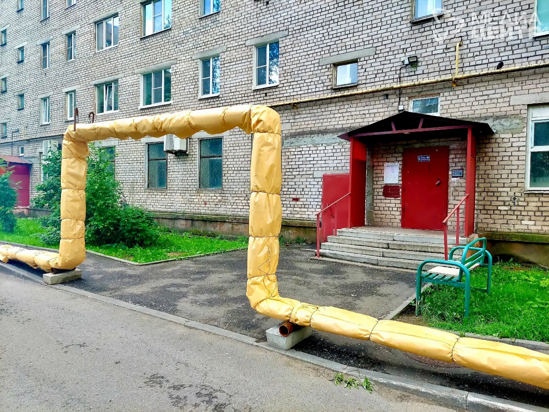 Череповец во власти «желтого змия»: временные теплосети опутали город

Даже к себе в подъезд некотор