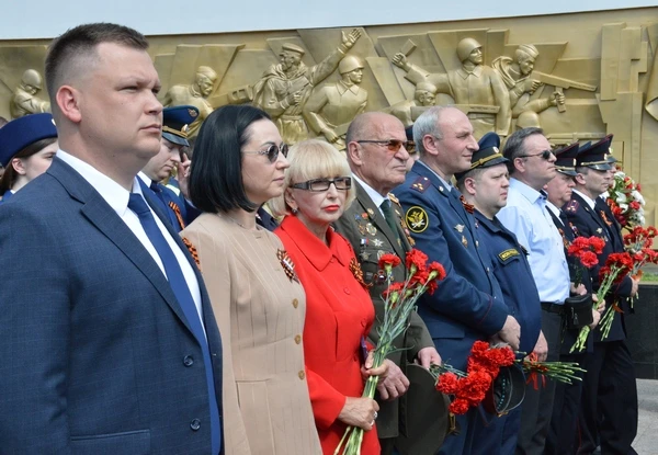 Руководство и ветераны академии в честь 81-й годовщины Великой Победы возложили цветы к Вечному огню