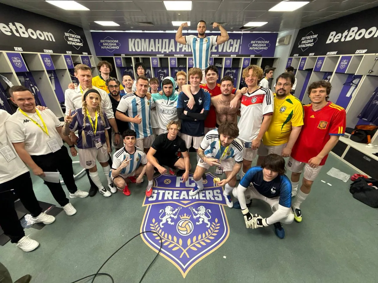 Стримеры против Блогеров играют сегодня в футбол 😎