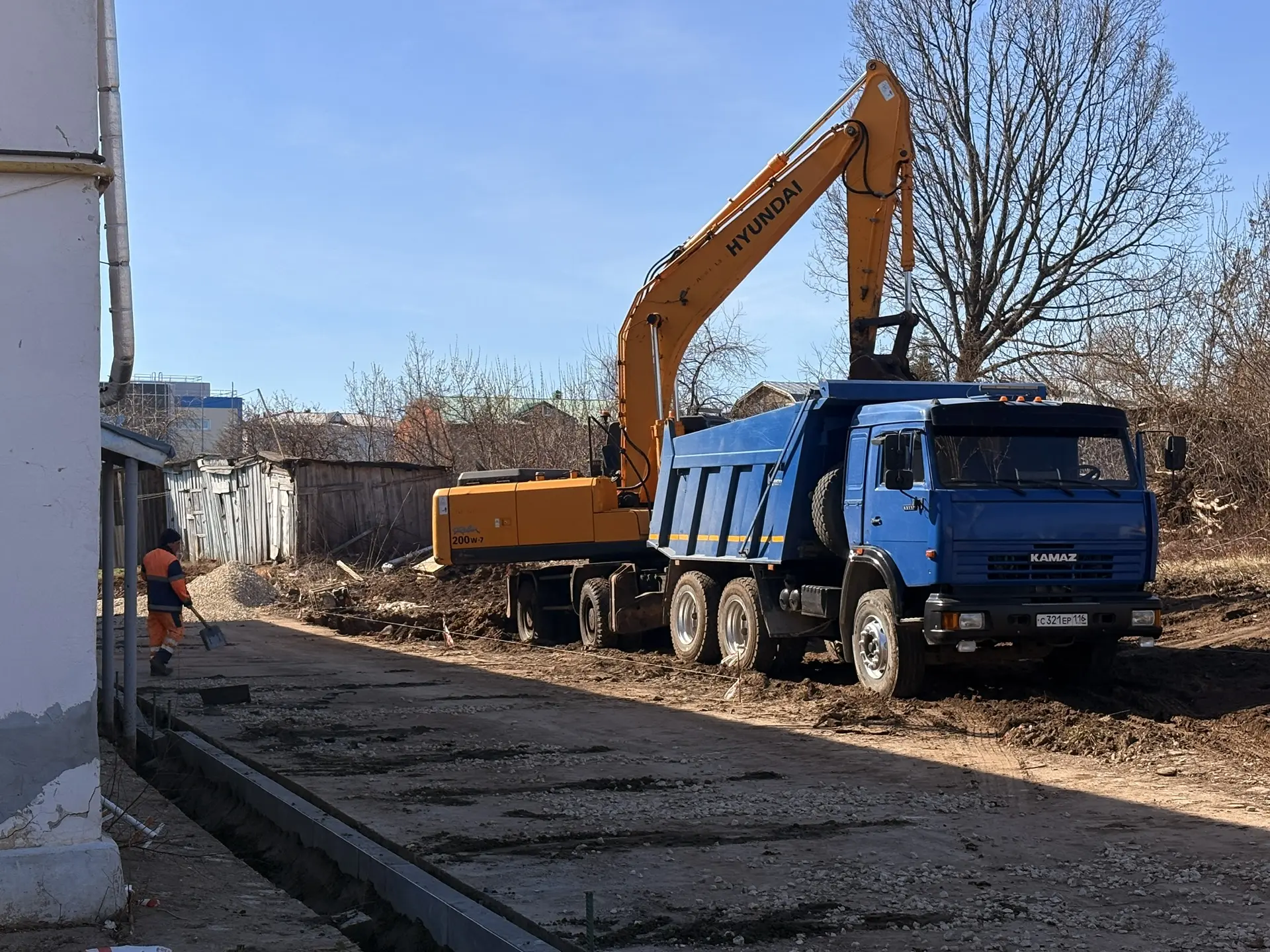 Работы по благоустройству дворов в Лаишево продолжаются 🏡🛠️  Стартовали работы на двух дворовых терр
