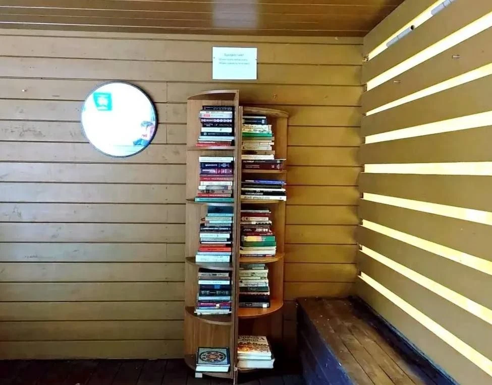 В Лианозовском парке теперь можно заняться книгообменом — специальная полка появилась на танцплощадк