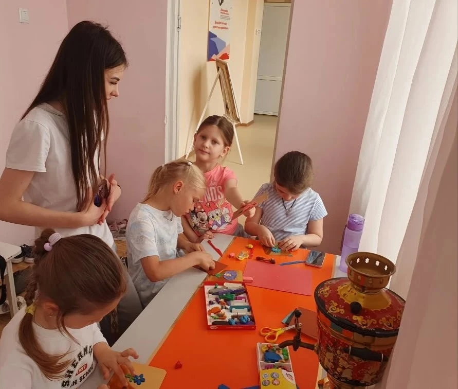 День цветов: красиво, дружно, музыкально

На пришкольной досуговой площадке в общеобразовательной шк