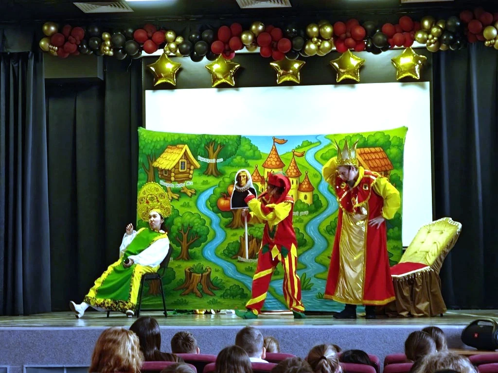День театра в школе  🎭Театр — это не просто искусство, а важная часть воспитания. Он учит детей пони