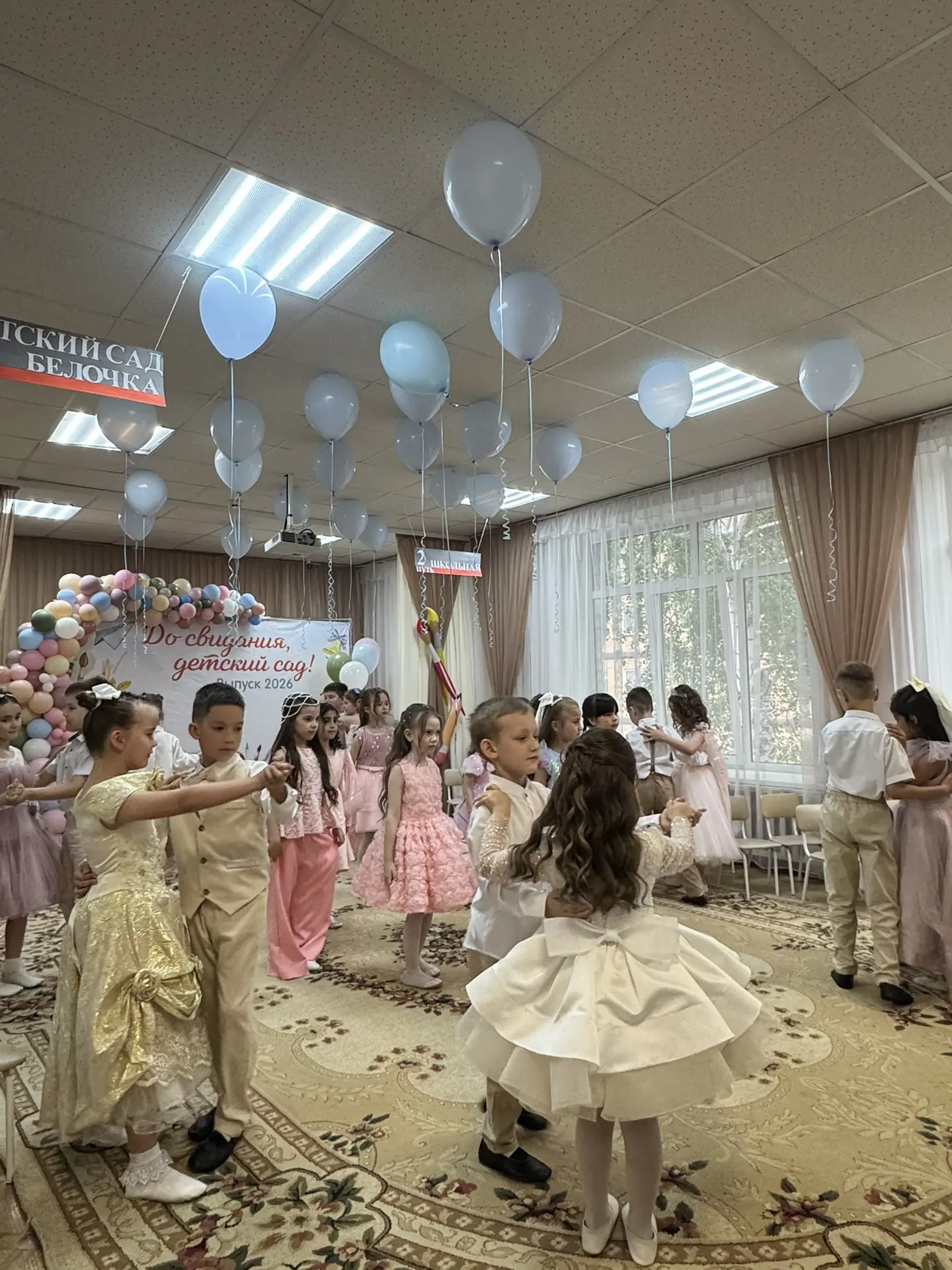 Торжественный выпускной бал — 2026 🏛️✨

Невероятно красивый и трогательный праздник — выпускной бал