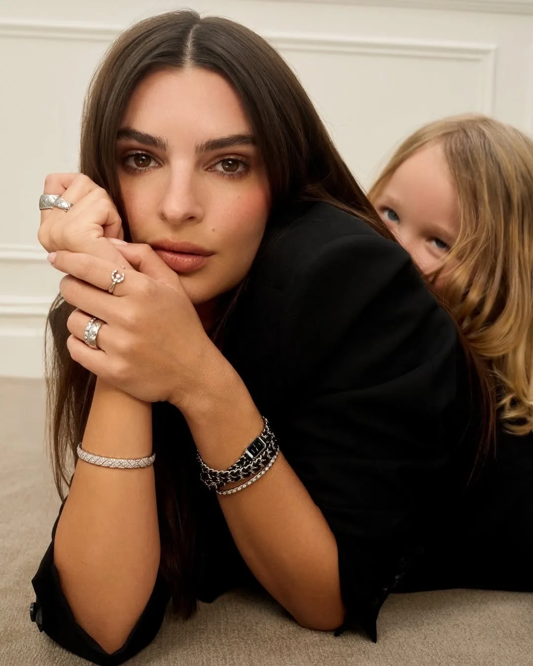 У Chanel вышел милый пост ко Дню Матери , который пройдет в этом году 10 мая . Эмили Ратаковски снял