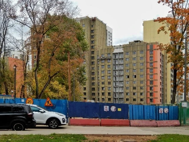 Так сейчас выглядит стройплощадка по реновации на улице Речников.