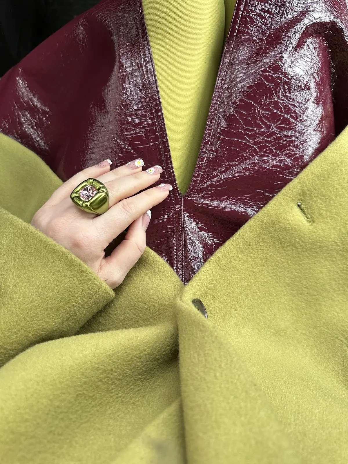 Сейчас продумываю сочетания для новой юбки 💛💚. Цвет сложный, яркий и такой красивый.

Особенно нра