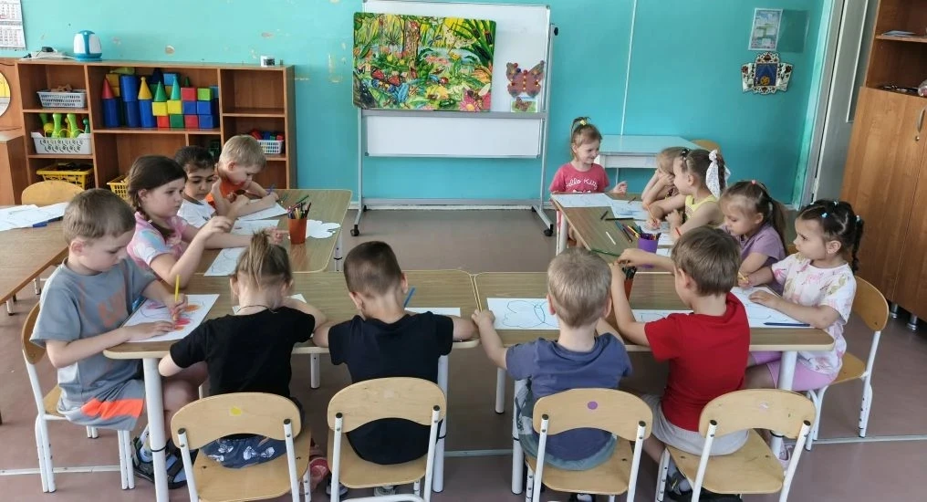 Летом ☀️дружно мы играем,
Насекомых изучаем.
Кто ползёт,🪲🐞 а кто порхает —🦋🐝
Нас природа удивляе