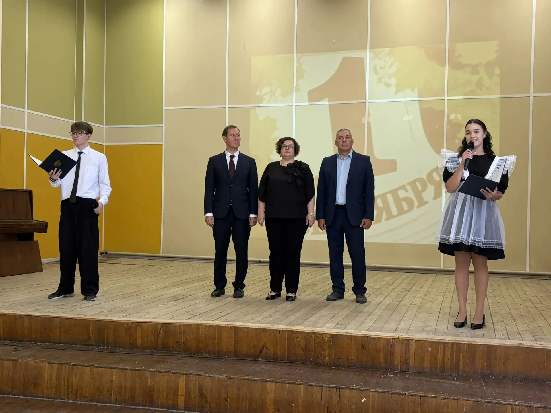 Сегодня в школе № 28 прошла торжественная линейка, посвященная Дню знаний. С напутствен...