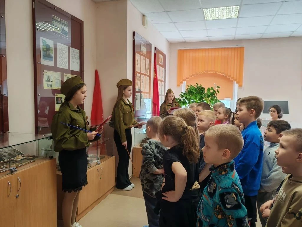 4 мая дети посетили музей Боевой славы в школе. Все дальше уходит от нас дата 9 мая 194...