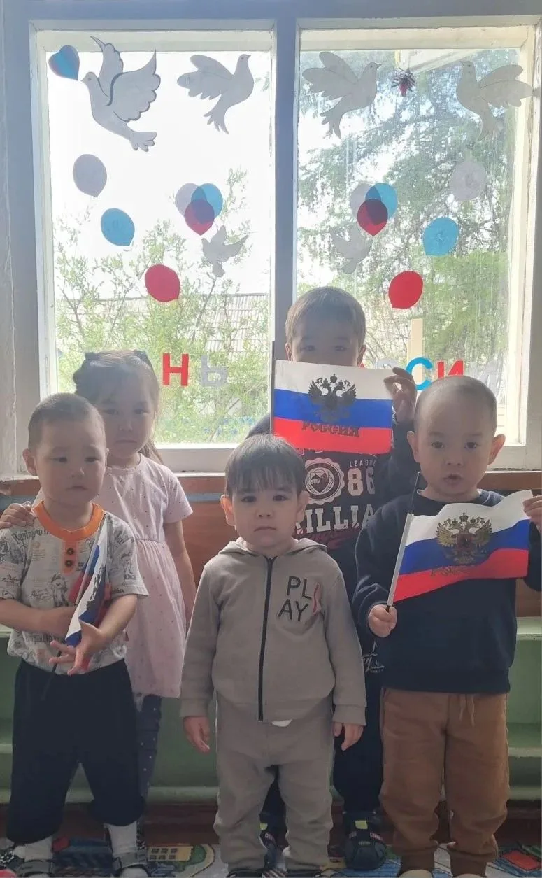 Воспитанники детского сада, воспитанники летней оздоровительной площадки "Орлята России" " МБОУ "НШ-