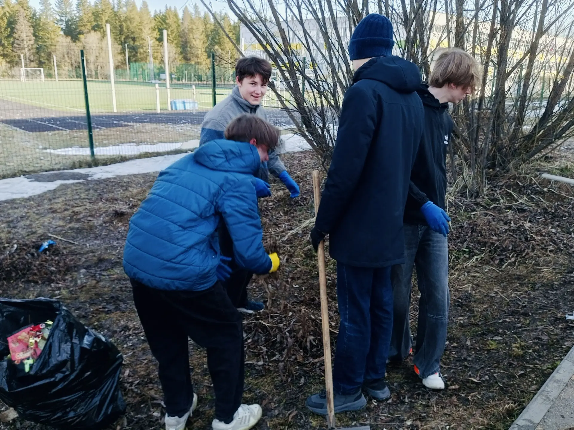 🌳 Субботники в школе: вместе делаем территорию чище!  В нашей школе снова кипит работа — проходят тр