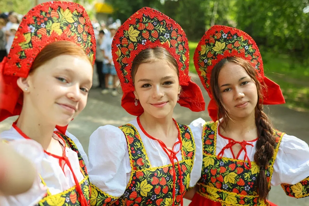 ☀️ Праздничный привет передаёт лагерь «Заречье»!

День России у ребят начался особенно торжественно.