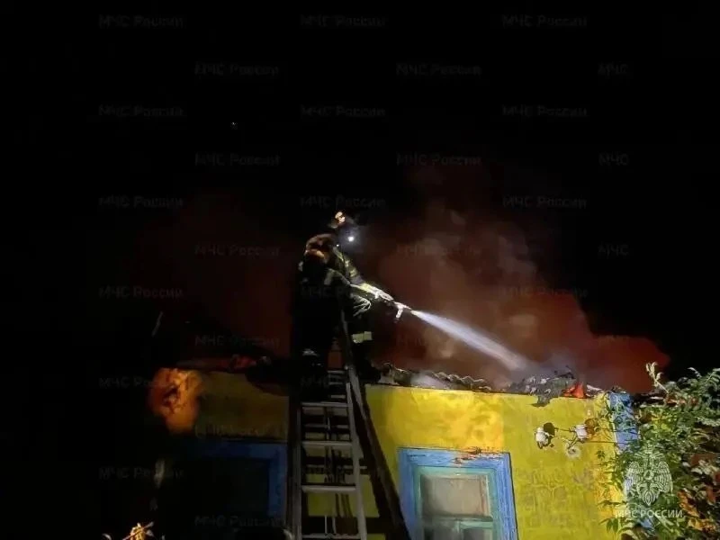 🚒 Под Мценском огонь уничтожил кровлю дома