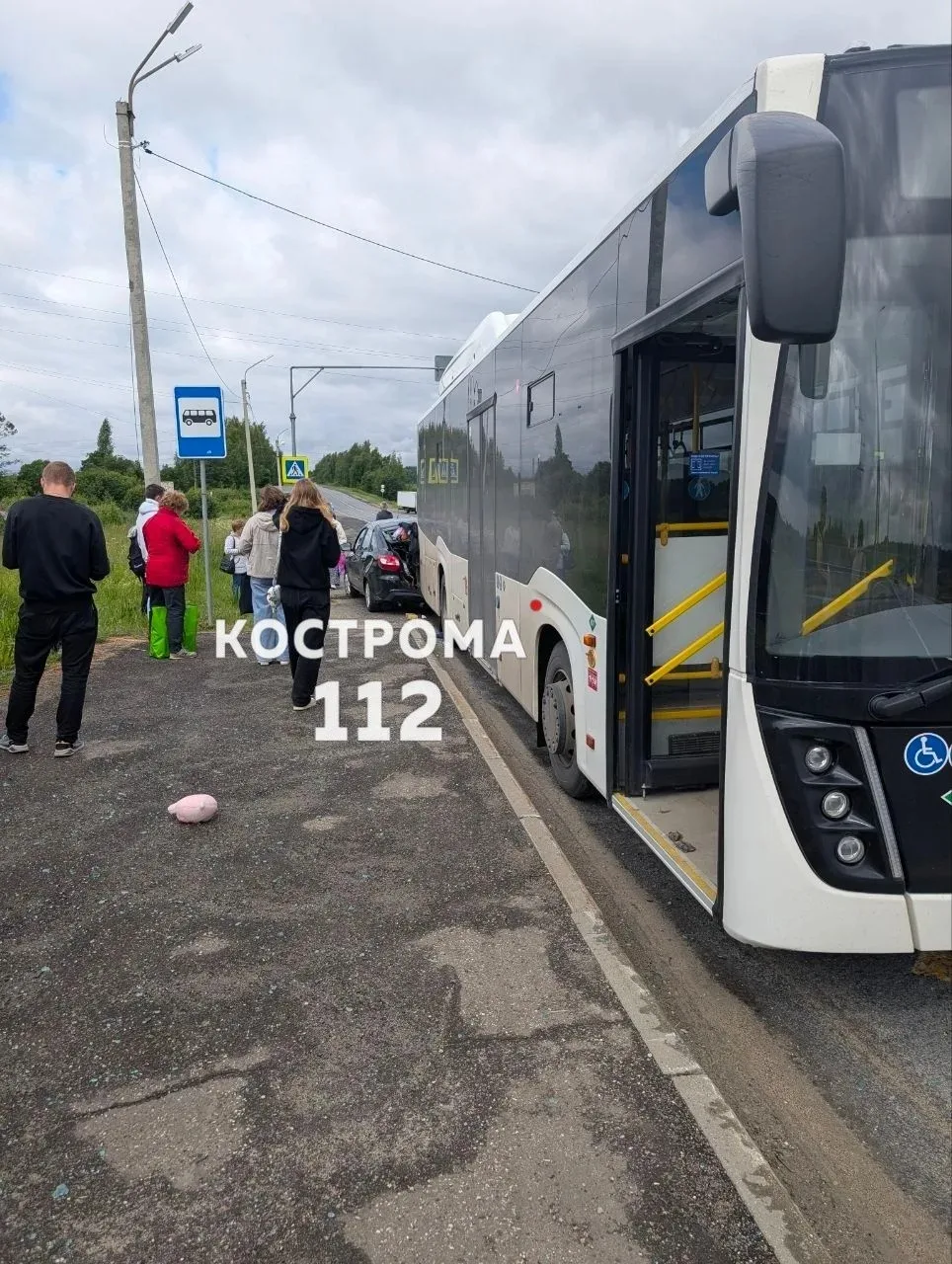 Появились подробности аварии у деревни Боровиково.

По словам подписчика, автобус стоял на остановке