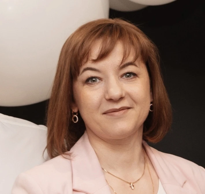 Сквозь сумрак дней, сквозь шёпот тишины,