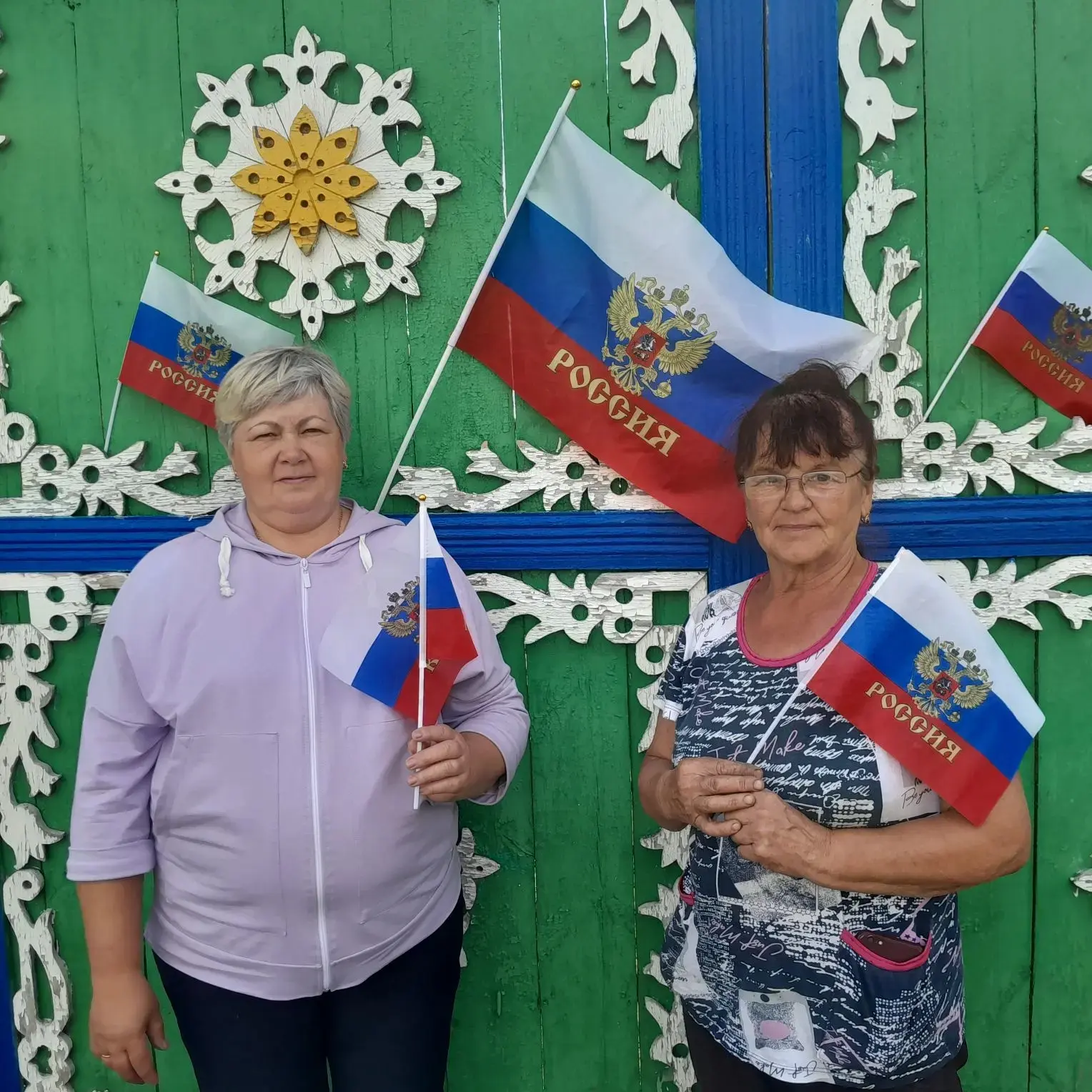 Ко Дню России мы решили принести праздник прямо в дома наших подопечных! 

В ходе акции «Флаг во дво
