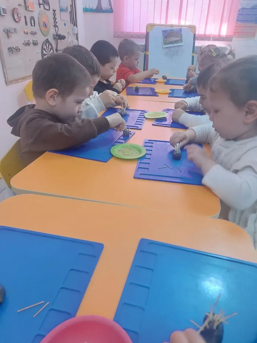 Занятие в мл.гр лепка "Ёжик "