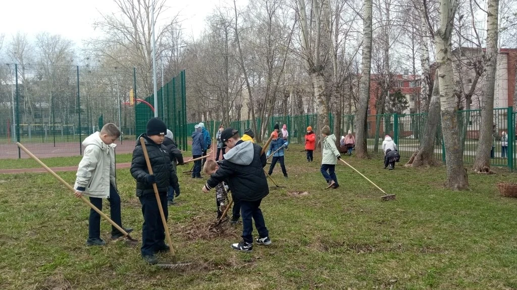 🌿 Наводим порядок на школьной территории  В рамках весенних субботников классы выходят на уборку шко