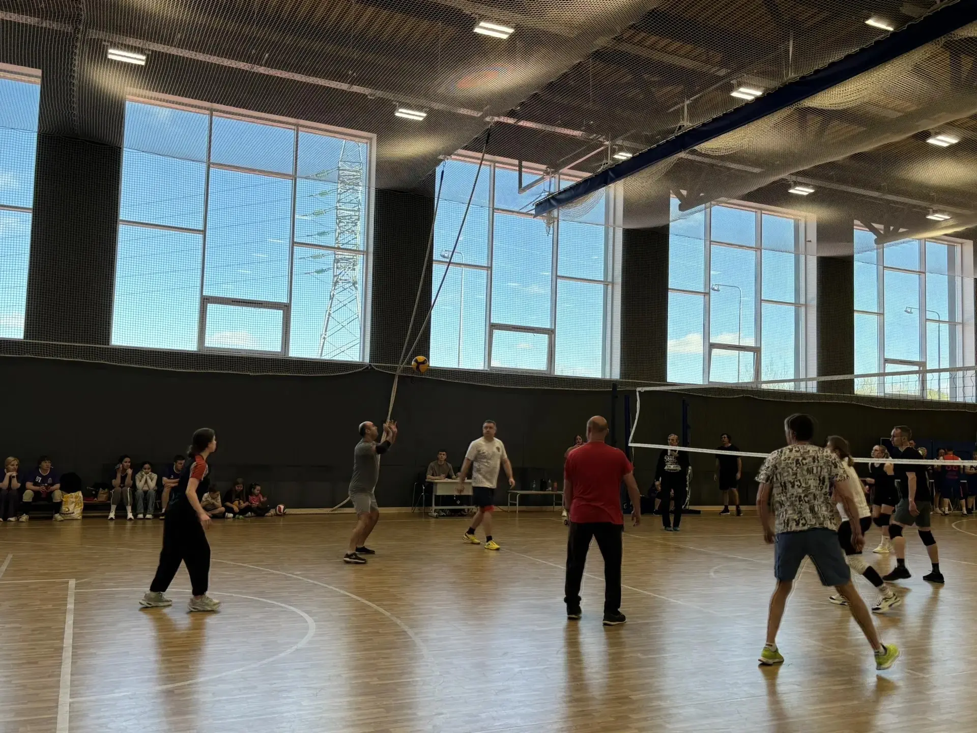 Жарко, ярко, по-спортивному!  25 апреля в Лобне впервые состоялся турнир по волейболу среди родителе