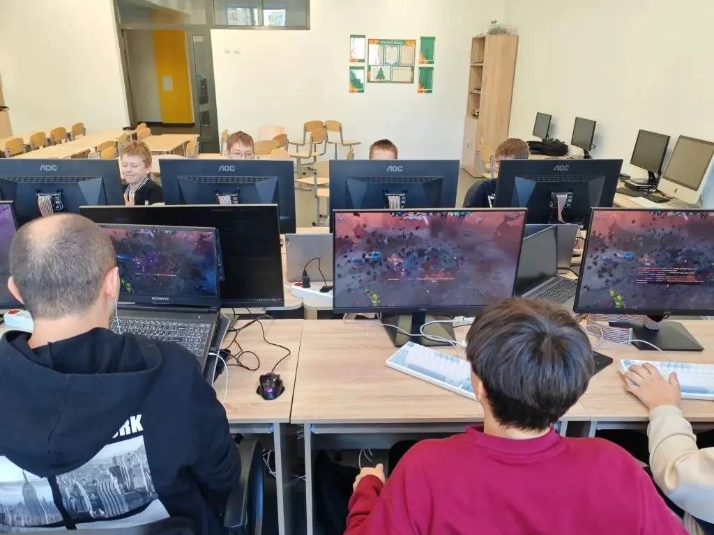 31 января в МАОУ СОШ № 15 состоялся школьный этап турнира по игре DOTA 2.  В соревнованиях приняли у