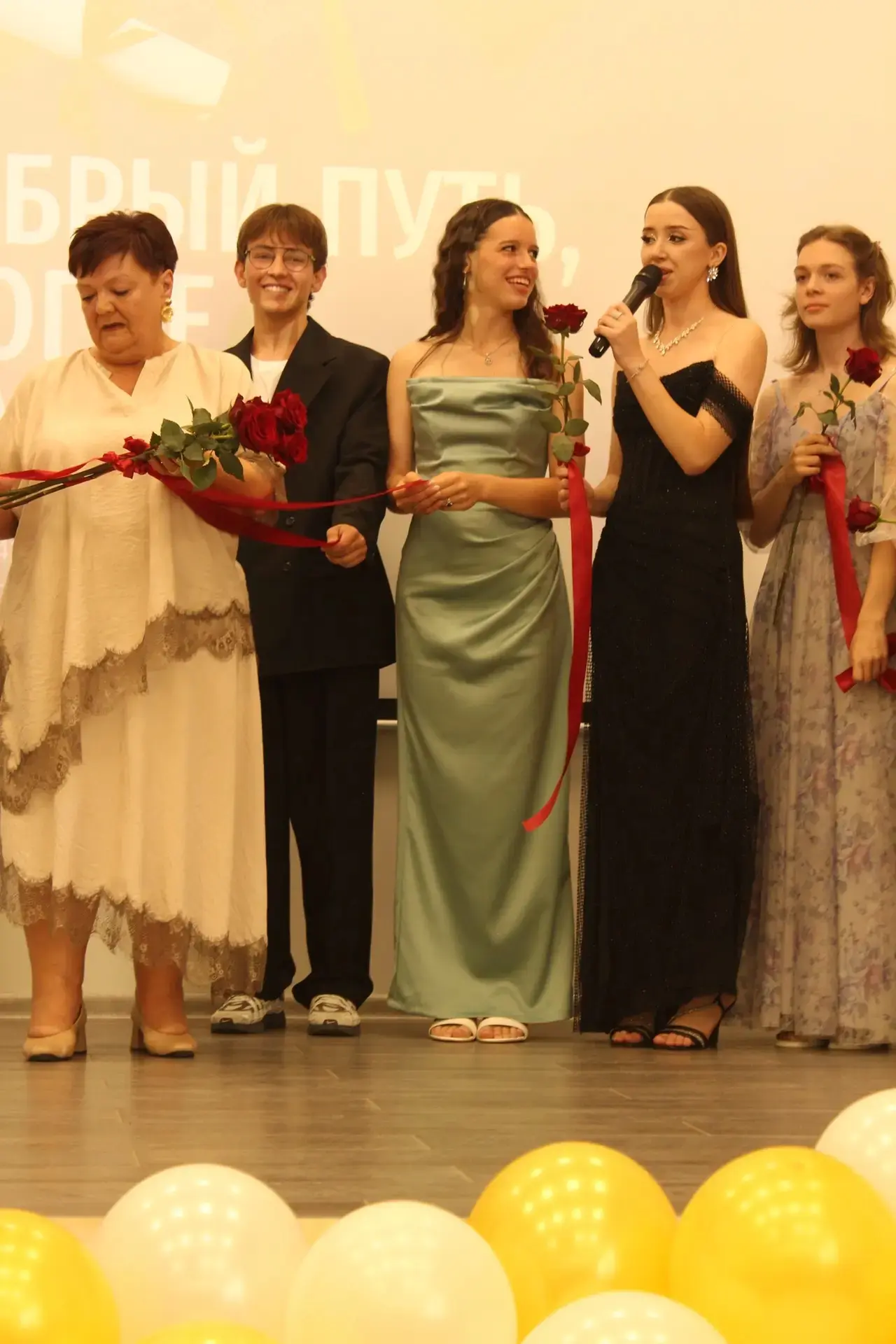 Вчера в нашей школе состоялся главный праздник — выпускной вечер! 🎓✨

Вот и пролетели школьные годы