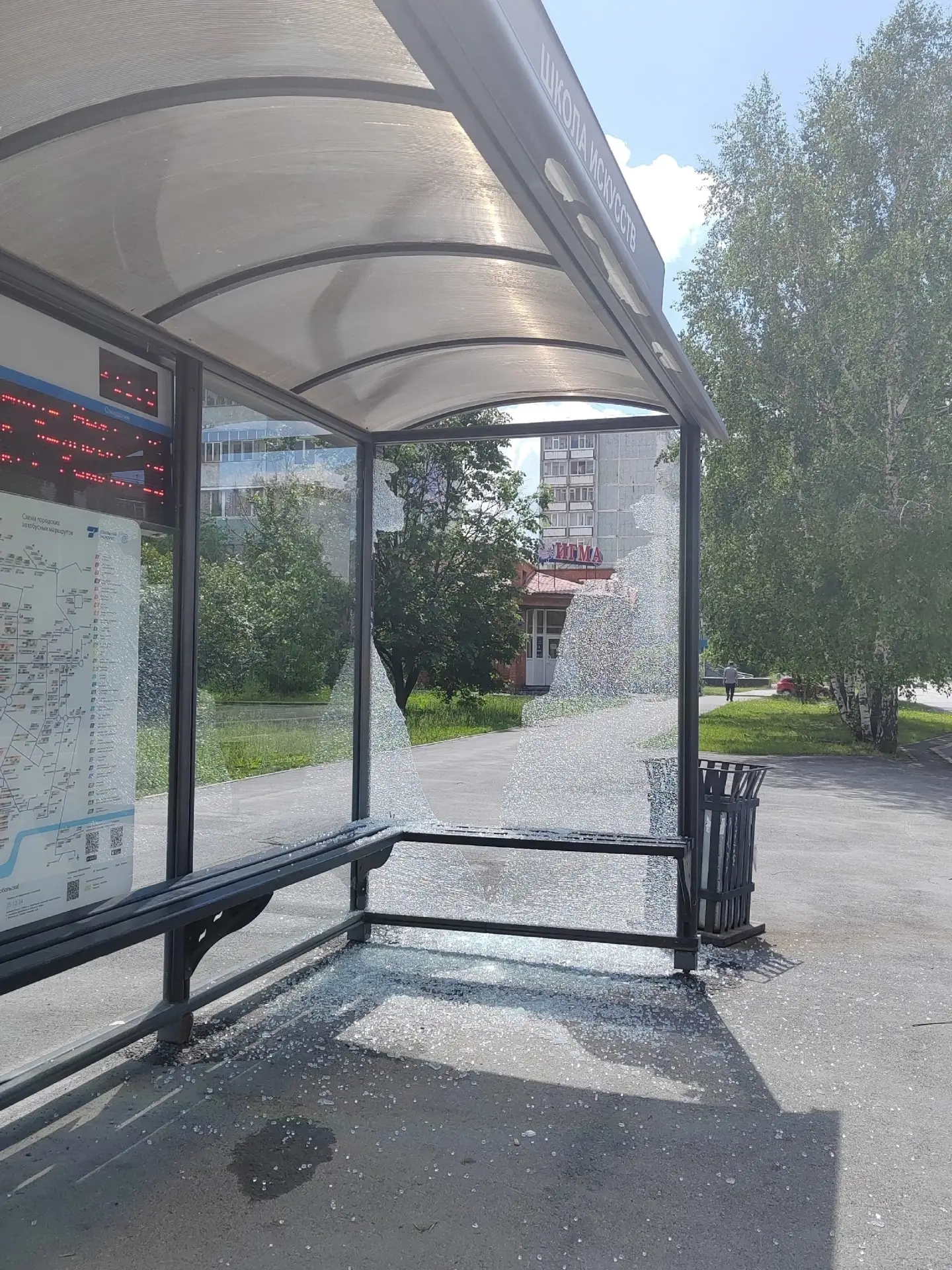 Добрый день, администрация обратите внимания уже на остановки, стекла бьют, без конца и края. Сесть 