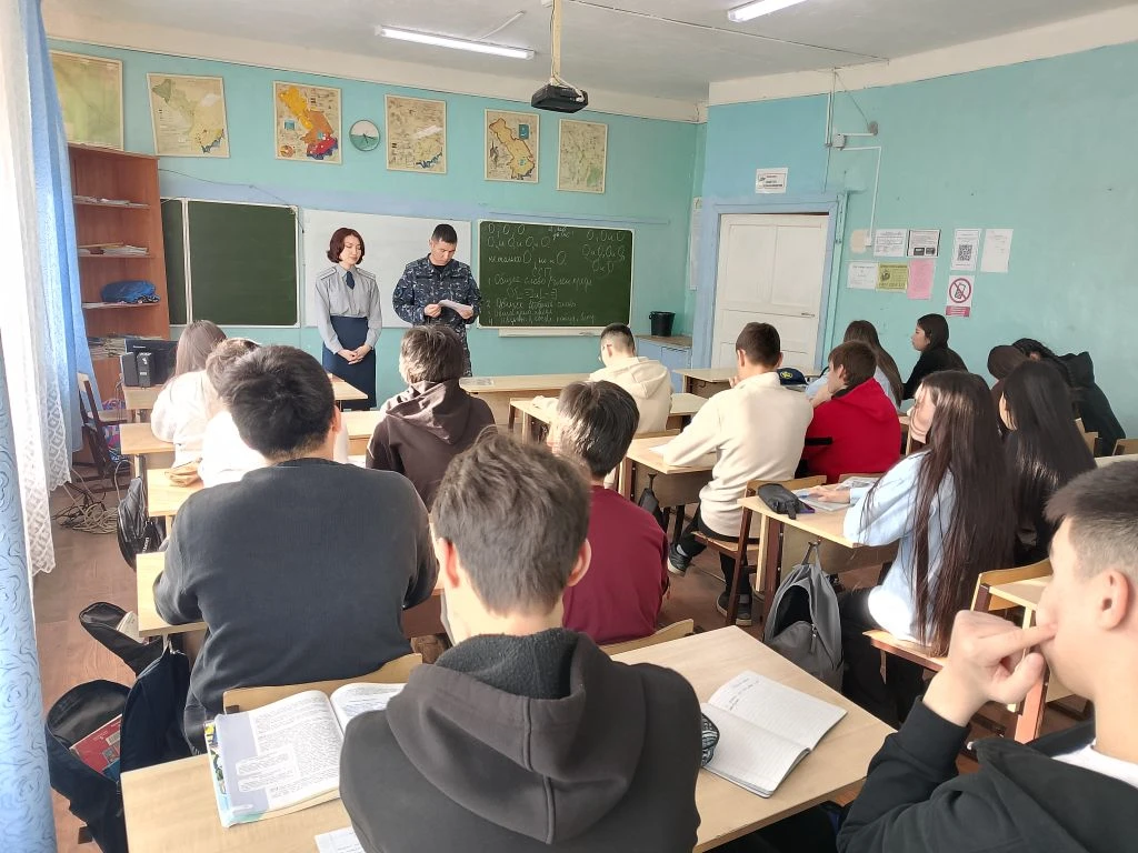 🛡 Профориентация: путь в правоохранительные органы для 10-х классов!  На этой неделе в нашей школе с