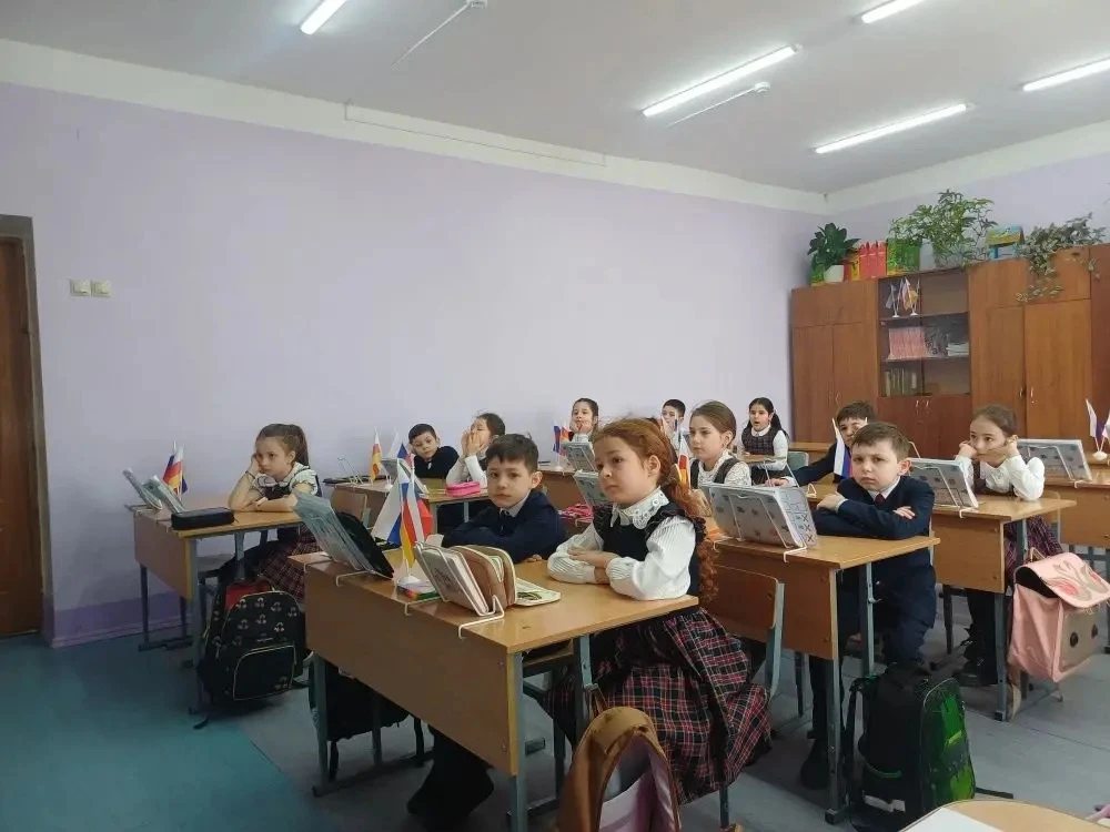 Утро понедельника в лицее традиционно началось с торжественной линейки, церемонии выноса Государстве