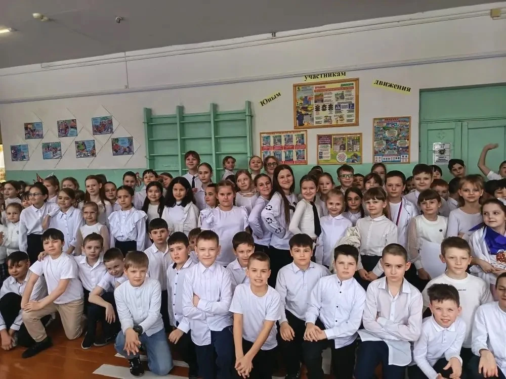 🌟 Новая учебная неделя началась торжественно 🇷🇺