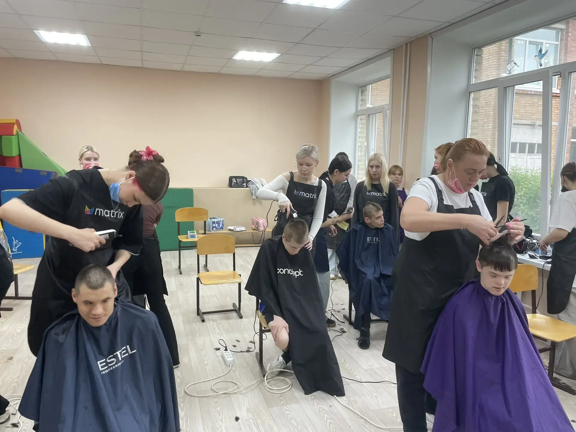Добрые руки и золотые сердца: студенты-парикмахеры подарили радость воспитанникам школы-интерната №3