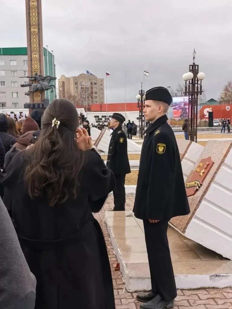 СОГРЕЕТ СЕРДЦЕ ПАМЯТИ СВЕЧА...  ...Ты помолчи, Ты просто помолчи, Свеча горит и никогда не гаснет. К