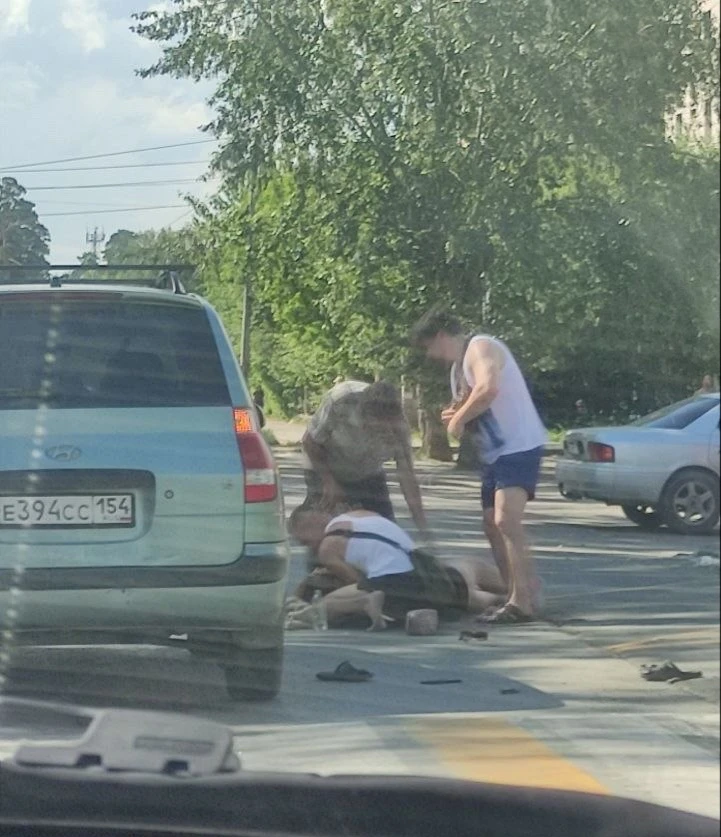 О ДТП в районе Изумрудного городка сообщили наши подписчики 

Сбили женщину, о состоянии пострадавше