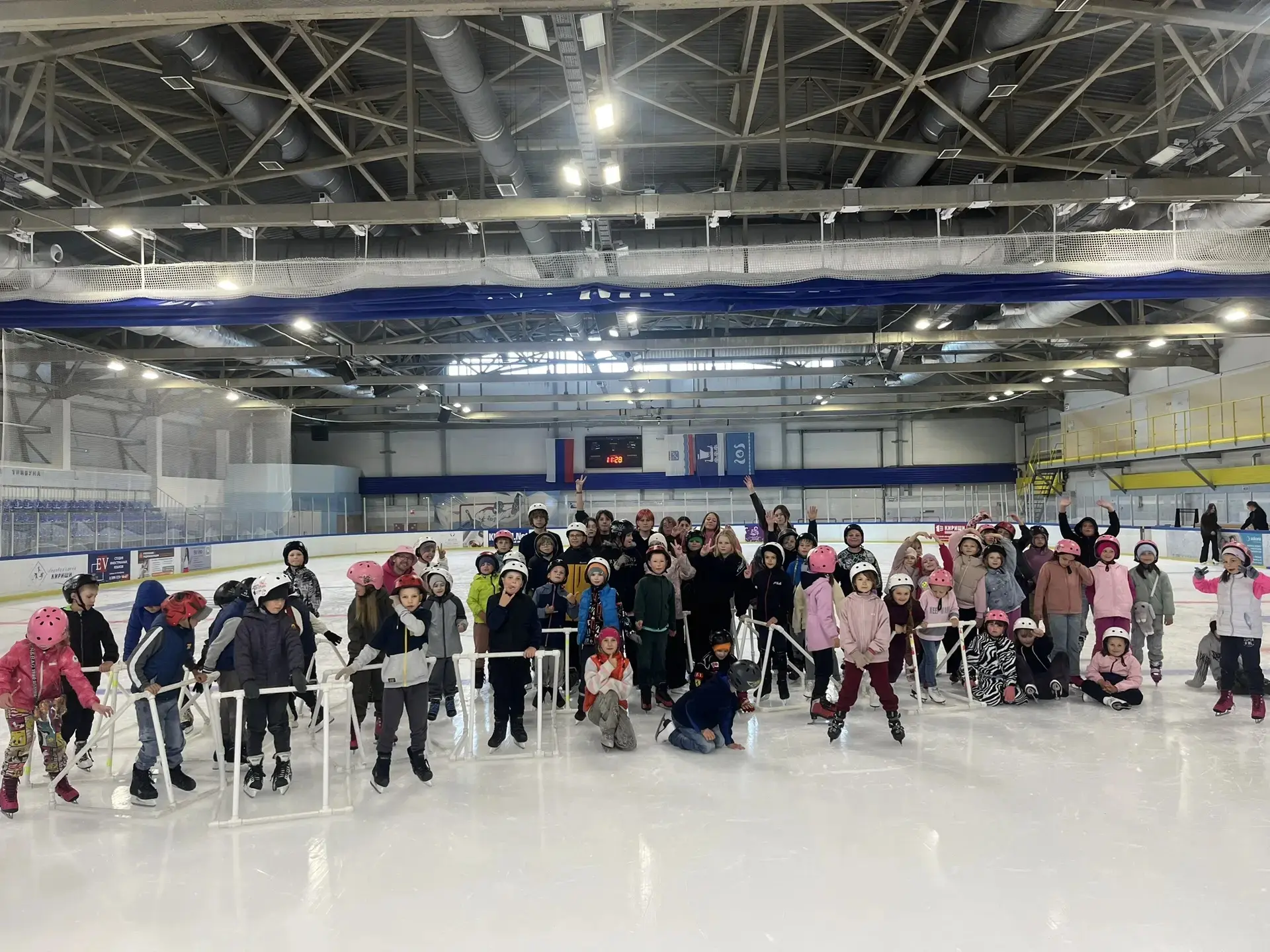 Завершаем неделю на "Планете Детства" походом на каток! 

⛸️Сегодняшний день в нашем летнем лагере в
