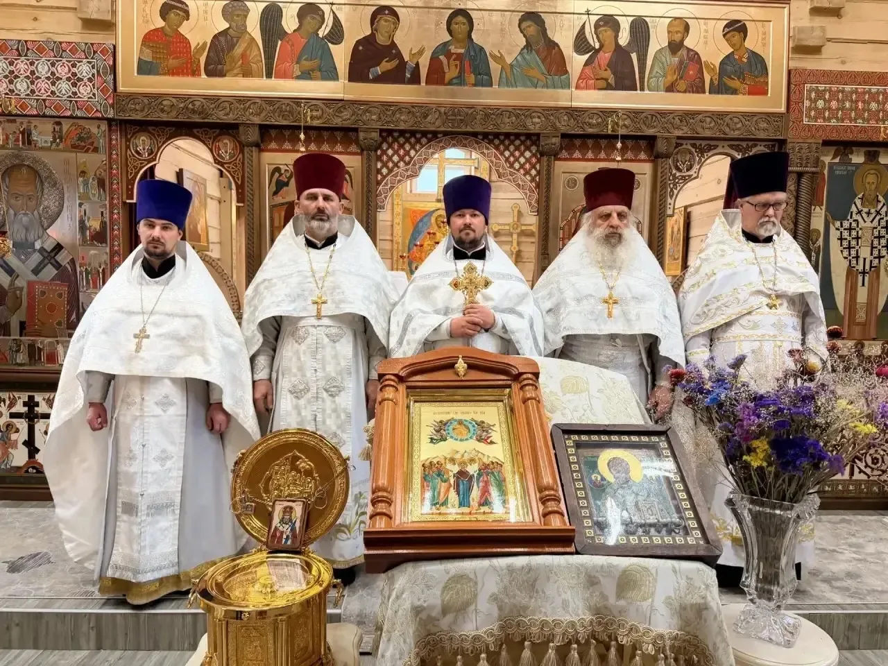 В Свято-Иннокентьевском храме  села Анга Качугского района (родина святителя Иннокентия, митрополита