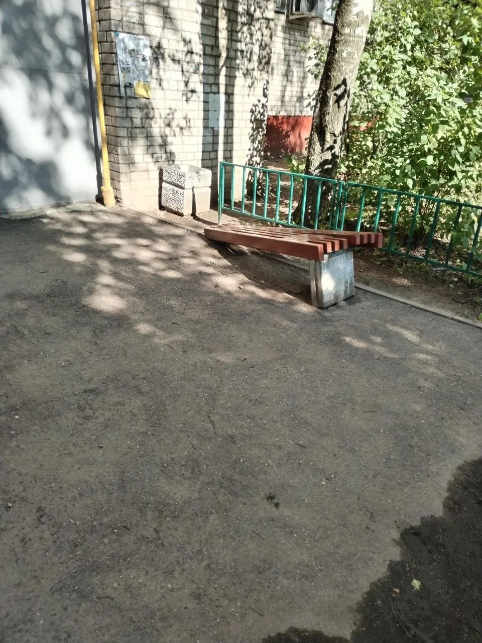 На Ленинградском проспекте, 47 вандалы сломали скамейку, простоявшую у дома много лет.