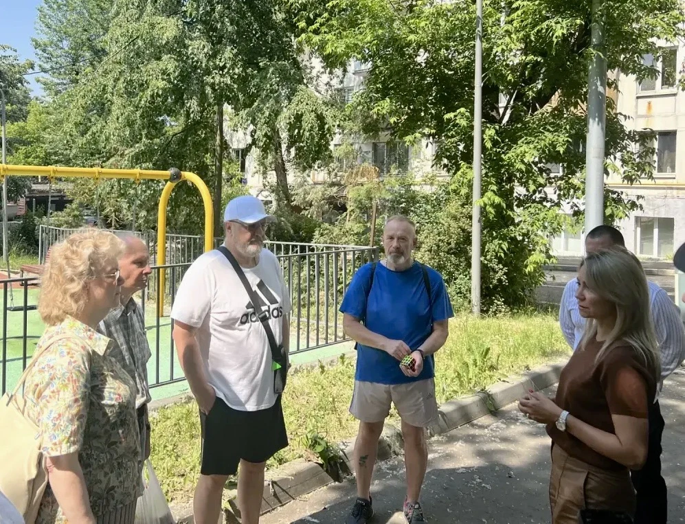 Глава управы Красносельского района провела обход территории по адресу: Красносельский тупик, д. 5.
