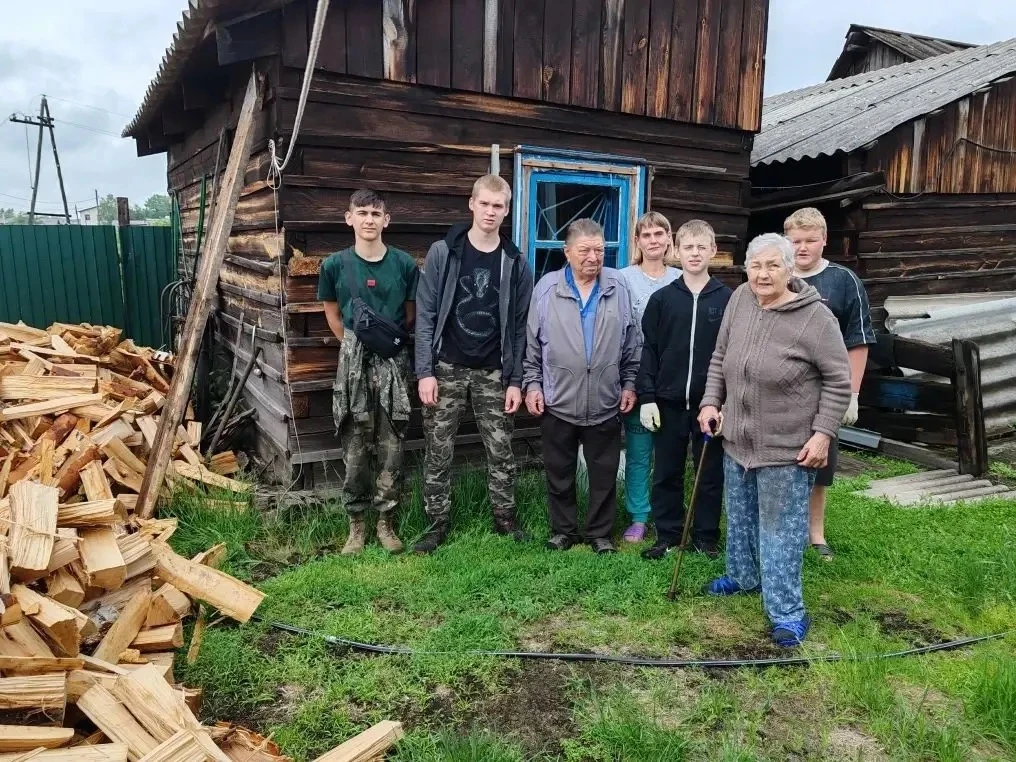 Маленькая помощь — большое тепло 🧡

Сегодня отряд волонтеров Абанской школы №4 совершил очень добро