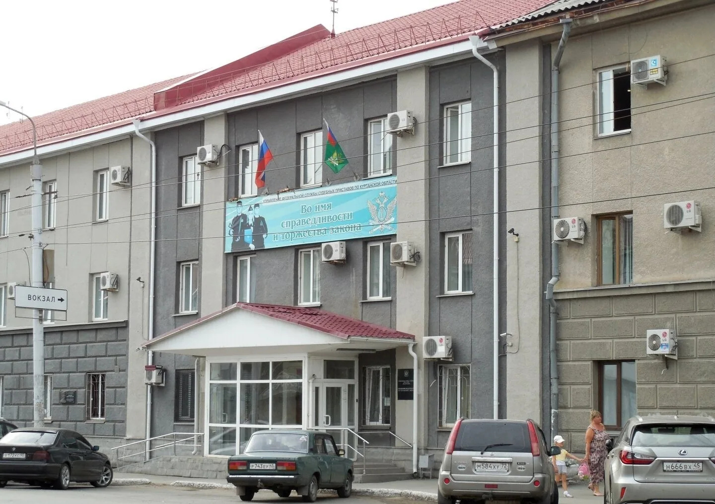 Судебного пристава в Кургане задержали за 50 незаконно закрытых производств